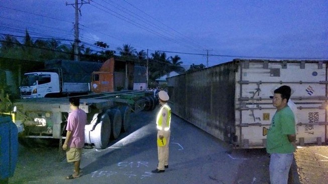 Tông xe liên hoàn ở Tiền Giang, quốc lộ 1A tắc 5 km