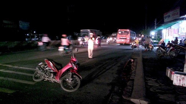 Ô tô khách va chạm xe máy, 1 phụ nữ gãy tay và chân