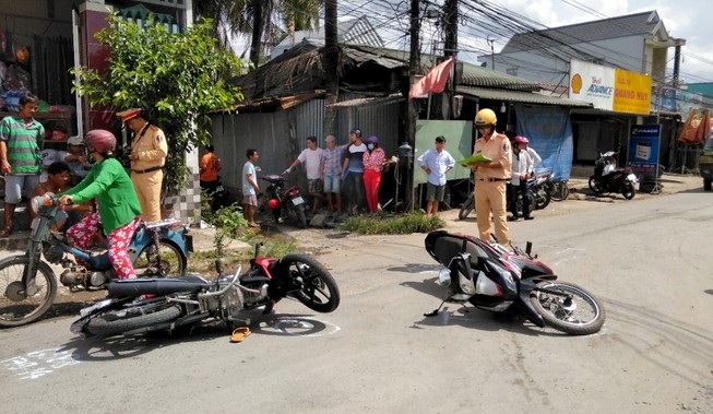 2 xe máy va chạm, 1 người tử vong