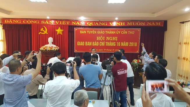 100 USD, 285 tin bài và hơn 30 câu hỏi chưa có lời hồi đáp
