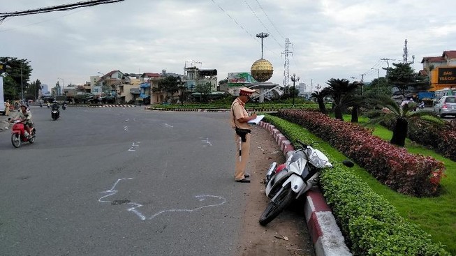 Ô tô đầu kéo đẩy người phụ nữ chạy xe máy cả chục mét