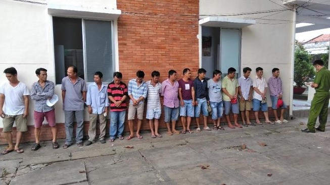 Bắt một tụ điểm đá gà ở Tiền Giang
