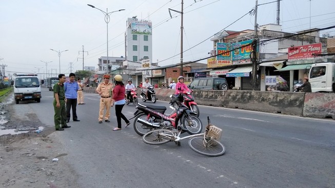 Cụ bà 70 tuổi chạy xe đạp tự té xuống đường bất tỉnh