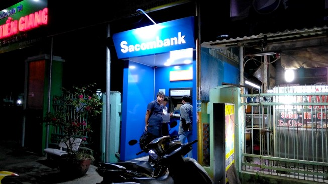 Nam thanh niên đập vỡ màn hình trụ ATM