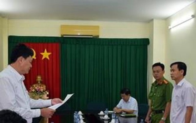 Công an đọc quyết định khởi tố và lệnh bắt tạm giam Trần Văn Tâm -nguyên Giám đốc Công ty Lương thực Trà Vinh (ảnh CTV VPCT)