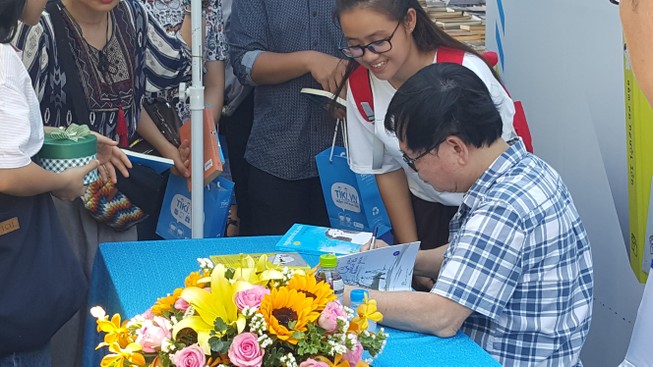 Hàng trăm người miền Tây đội nắng xin chữ ký Nguyễn Nhật Ánh