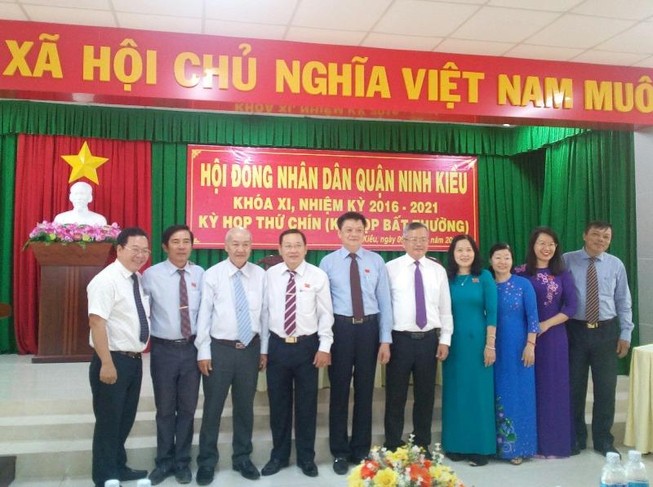 -HĐND quận Ninh Kiều miễn nhiệm chức danh Chủ tịch UBND quận đối với ông Dương Tấn Hiển - ảnh Cẩm Giang