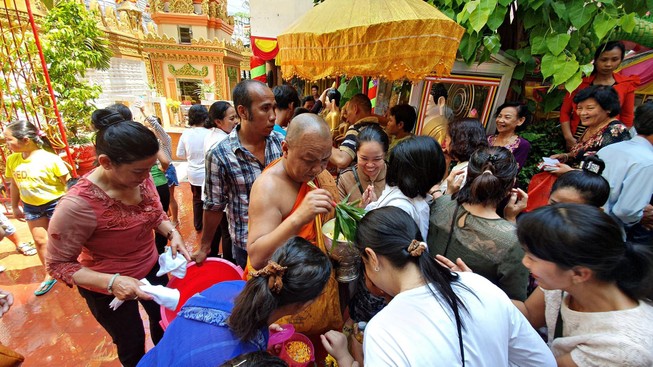 rong Lễ tắm tượng Phật, các phật tử còn được những vị sư ở chùa ban phước lành, gửi lời chúc những đều may mắn- ảnh ĐẠI HẢI