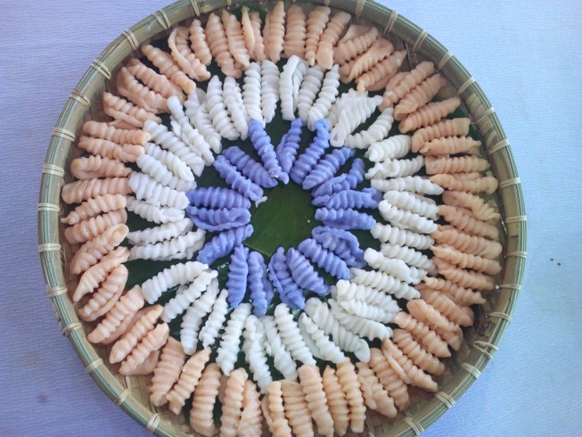 Bánh dân gian đa dạng, phong phú về hình thức, thơm ngon, hấp dẫn, mang đậm bản sắc dân tộc, với những nét đặc trưng mang đầy tính sáng tạo của nhiều vùng miền -ảnh CẨM GIANG