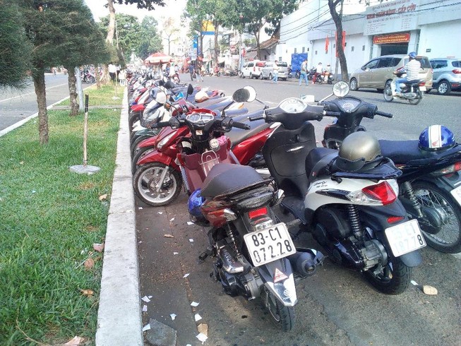 Theo dự kiến, trên địa bàn Ninh Kiều có 37 tuyến cho phép sử dụng tạm thời một phần lòng đường để đỗ xe có thu phí hoặc không thu phí (ảnh: trông giữ xe ở lòng đường Châu Văn Liêm) - ảnh CẨM GIANG