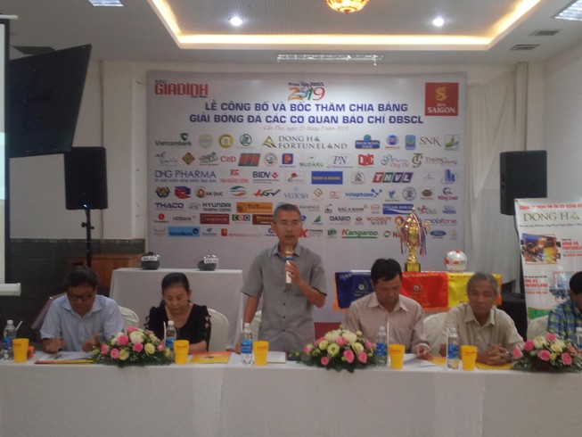 Ông Lê Phương Nguyên – Trưởng Cơ quan đại diện Báo Gia đình Việt Nam tại Cần Thơ, Trưởng BTC Press Cup ĐBSCL năm 2019 thông tin về giải đấu tại buổi họp báo - ảnh CẨM GIANG