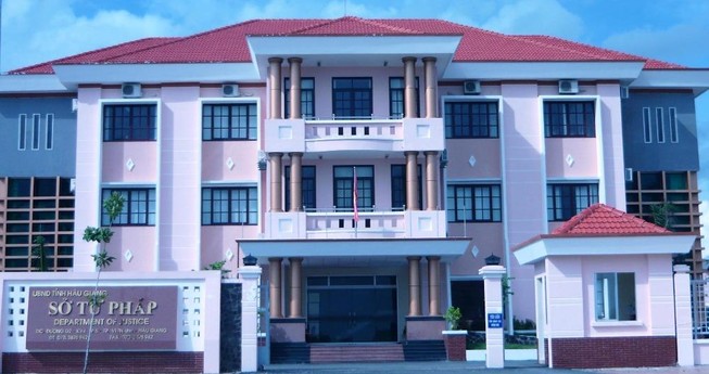 ông Nguyễn Thành Nhơn (52 tuổi) – Bí thư Đảng ủy, Phó Giám đốc Sở Tư pháp tỉnh Hậu Giang vừa qua đã từ chối nhận quyết định điều động về Hội chữ thập đỏ tỉnh và giới thiệu bầu giữ chức Phó Chủ tịch Hội (ảnh: Trụ sở Sở Tư pháp - ảnh haugiang.gov.vn)