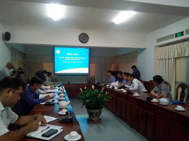 Lãnh đạo Cần Thơ nghe và xem phía Vietnam Airline trình bày báo cáo về dự án trung tâm Logictics - ảnh CẨM GIANG