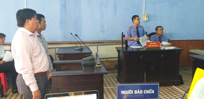 bị cáo Châu Hoài Phương (cựu Phó Chi cục trưởng Chi cục QLTT tỉnh Sóc Trăng) và Ung Văn Thanh (Kiểm soát viên Chi cục QLTT tỉnh Sóc Trăng) nghe đại diện VKS đọc cáo trạng (ảnh NAM GIAO)