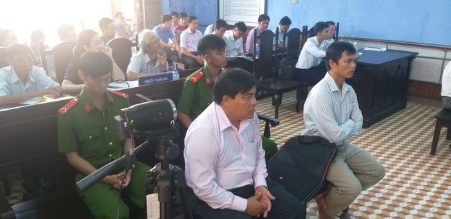 Các bị cáo Châu Hoài Phương và Ung Văn Thanh (ảnh Nam Giao)