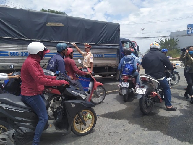 CSGT Công an TP cần Thơ điều tiết giao thông, ảnh CẨM GIANG