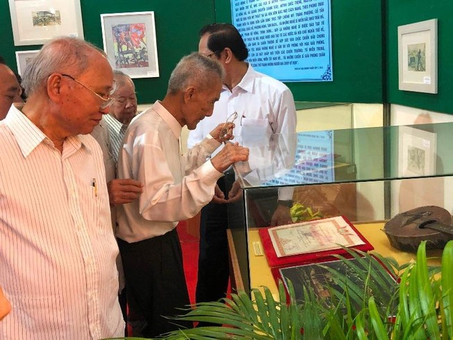 khai mạc triển lãm ảnh “50 năm thực hiện Di chúc của Chủ tịch Hồ Chí Minh” và trưng bày chuyên đề “Tranh ký họa kháng chiến ở ĐBSCL”, ảnh QUANG VĨNH