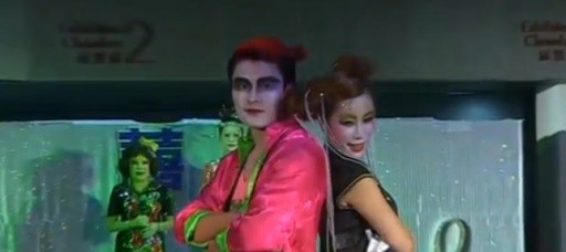 Ly kỳ show thời trang...tang lễ