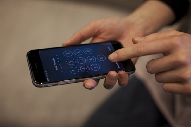 Apple được FBI lệnh mở khóa ít nhất 13 thiết bị
