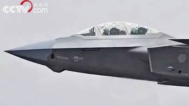Trung Quốc chế tạo 'rồng dũng mãnh' J-20 hai chỗ ngồi?