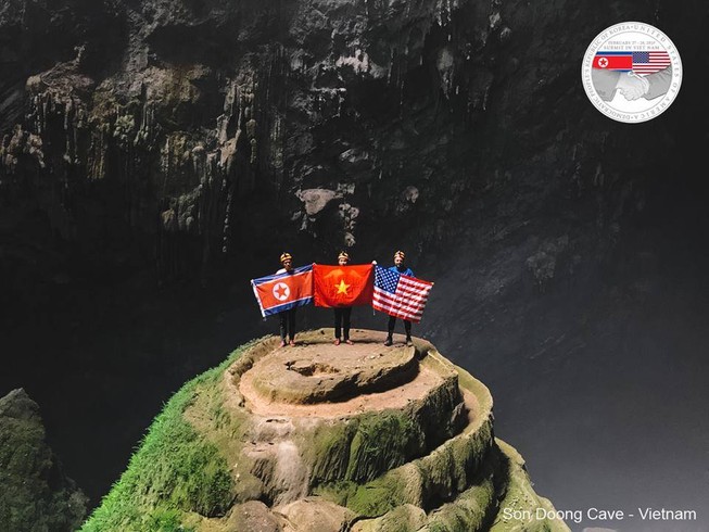 Quốc kỳ Việt Nam, Mỹ, Triều Tiên ở hang động lớn nhất thế giới