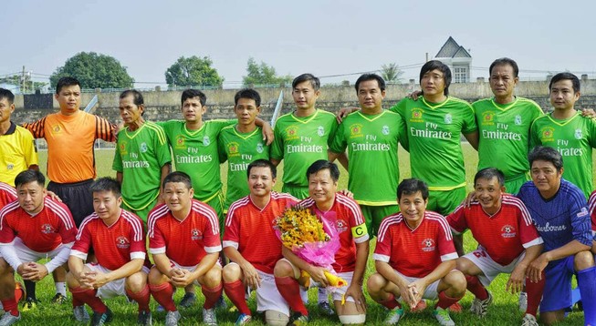 CLB Cựu sinh viên TP.HCM đá bóng 'Tiếp sức đến trường'