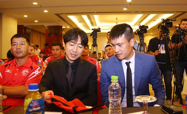 Công Vinh: ‘Tôi không thể làm thay việc của HLV Miura’