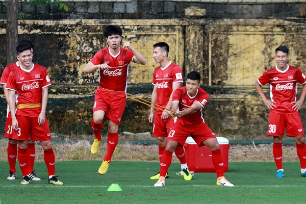 Ông Park thiết quân luật, Trọng Hoàng tạm chia tay đội tuyển
