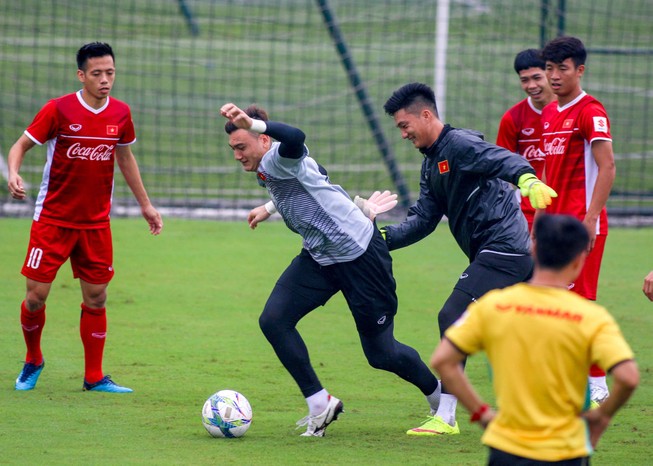 Thủ môn Văn Lâm và Tiến Dũng chưa chắc suất chơi AFF Cup