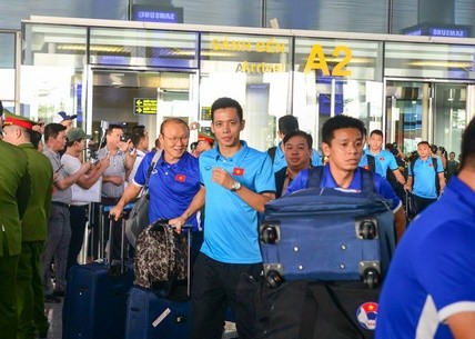 Đội tuyển Việt Nam bị ‘bao vây’ khi về trên chuyên cơ