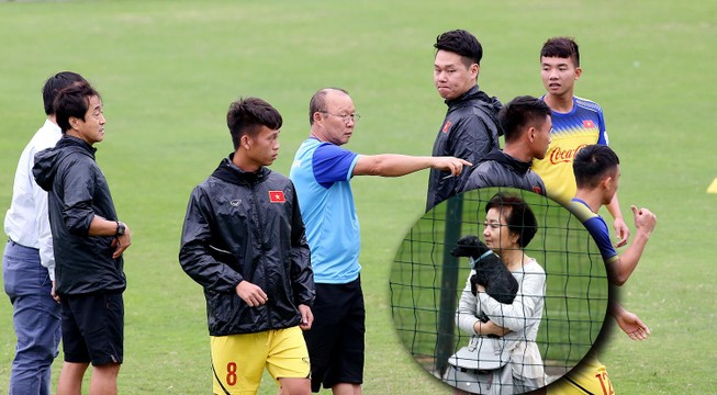Vợ ông Park cổ vũ chồng ở buổi tập đầu tiên của đội U-23 VN
