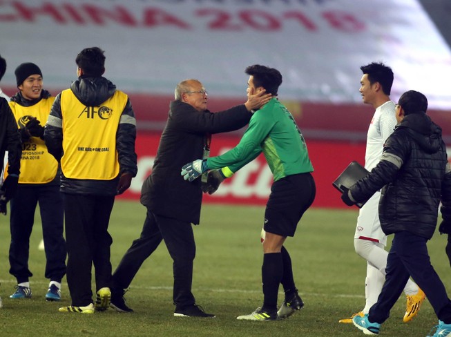 Thủ môn Bùi Tiến Dũng chơi V-League thế sao lên tuyển?
