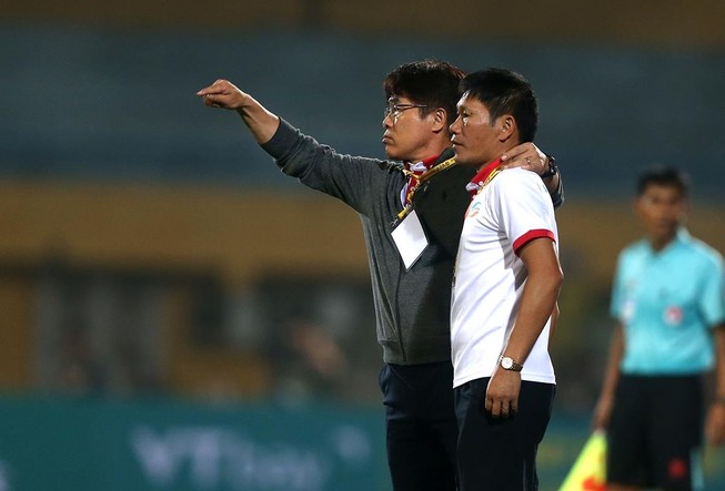 Vì sao thầy Hàn đồng hương ông Park thất bại ở V-League?