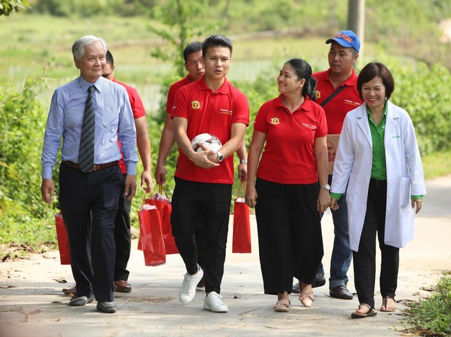 Quang Hải và 'ông trùm' sữa đặc trị đến với trẻ suy dinh dưỡng