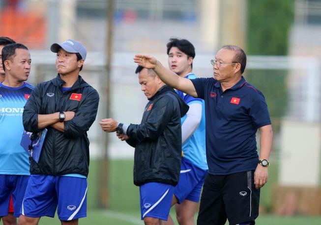 Ông Park làm gì để chống lại đội hình một tiền đạo Thái?