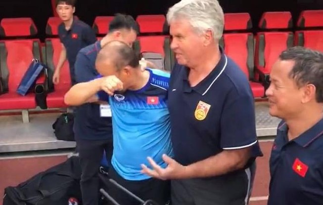 Học trò Park Hang-seo khóc sướt mướt khi gặp thầy Hiddink