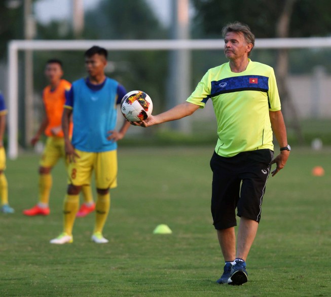 ‘Phù thủy trắng’ Troussier cầm quân đối đầu chủ nhà Thái Lan