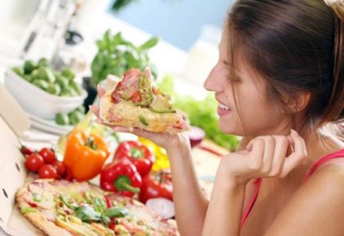 12 thói quen khi ăn uống gây ảnh hưởng xấu cho sức khỏe