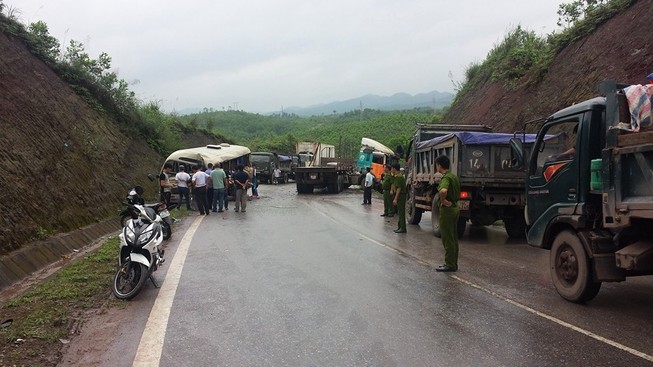 Kinh hoàng container đâm xe khác, 11 người thương vong