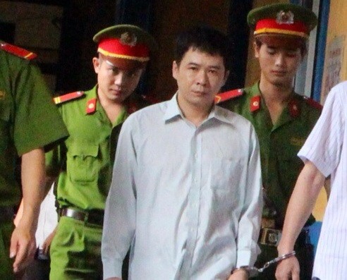 Bé gái có thai, lòi ra cha dượng đồi bại cưỡng dâm con riêng của vợ