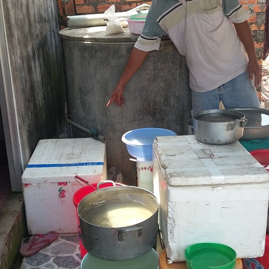 Lấy nước khoáng… dội nhà vệ sinh