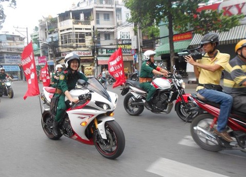 Thiếu nữ 9X chơi mô tô khủng tại Sài Gòn