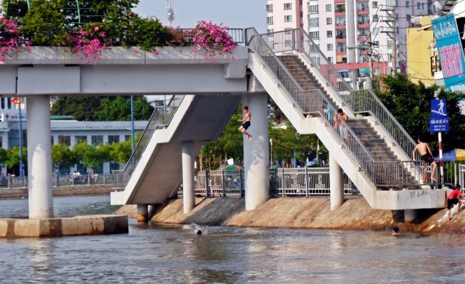 Cảnh báo: Trẻ em Sài Gòn nhảy cầu mạo hiểm