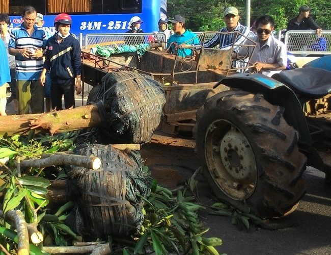 Xe máy cày nổ bánh, lật đè chết tài xế