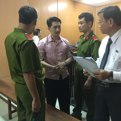 Hoãn xử vụ tình trẻ 'cướp' nhẫn kim cương 7 tỉ đồng