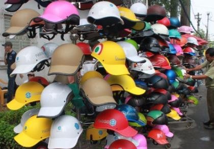 Người bán mũ bảo hiểm giả phải chịu trách nhiệm trước pháp luật