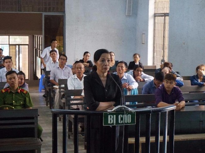 Phó chánh án nhận hối lộ chỉ bị phạt 12 tháng tù