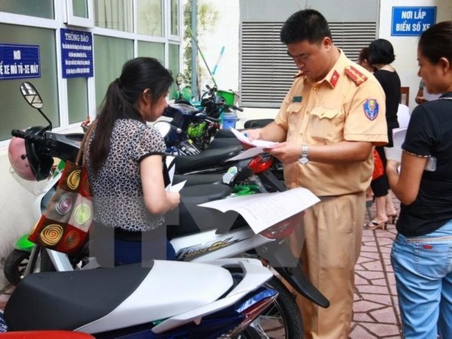 Sẽ bỏ nhiều thủ tục hành chính giấy tờ trong đăng ký xe
