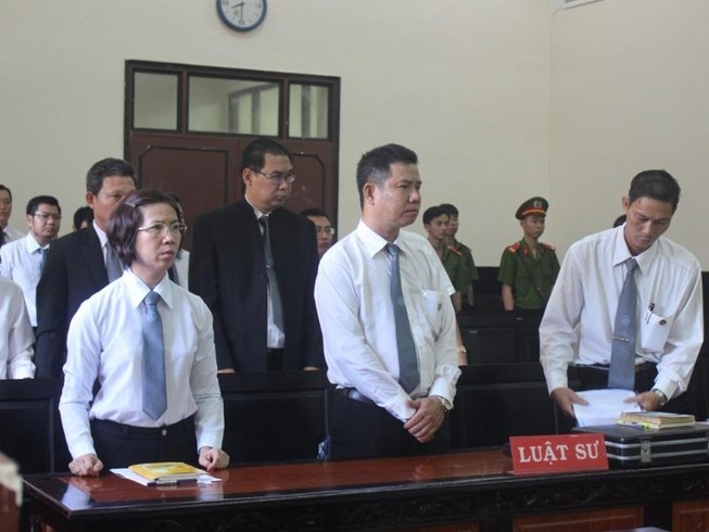 Căng thẳng phiên tòa có đông luật sư bào chữa nhất