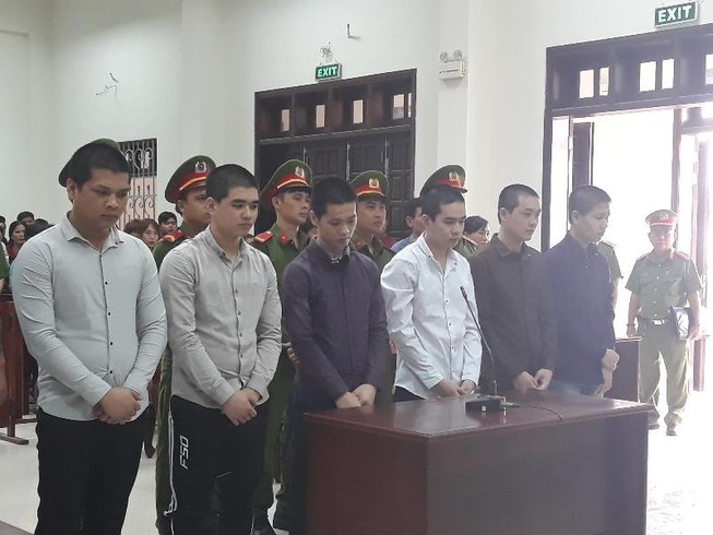 Bị chém trọng thương vì tự nhận bảo kê quán karaoke